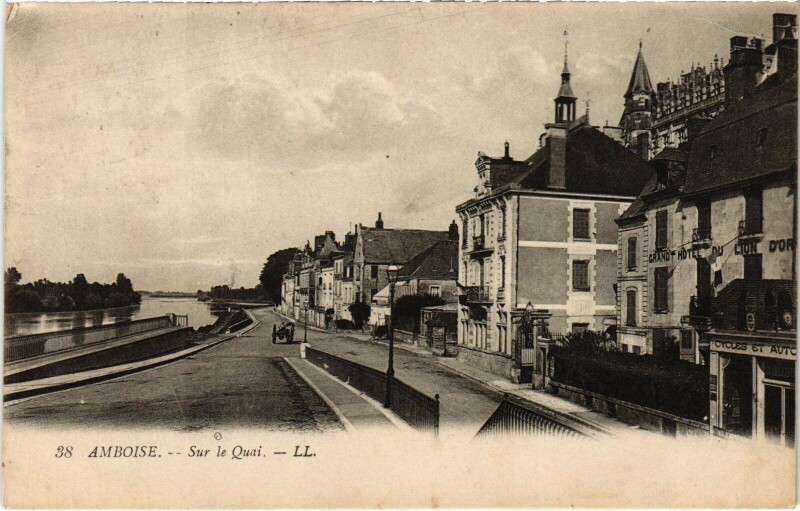 Carte postale ancienne Amboise sur le Quai à Amboise