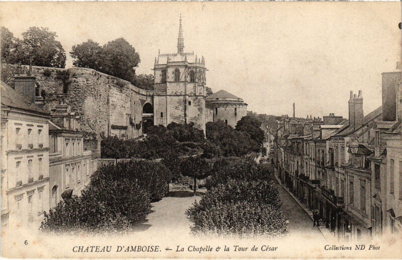 Carte postale ancienne Amboise la Chapelle Tour de Cesar à Amboise
