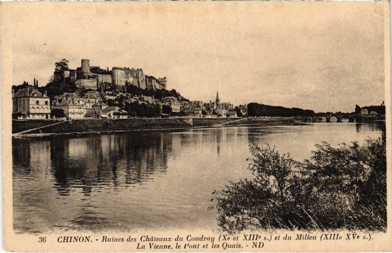 Carte postale ancienne Chinon Ruines des Chateaux à Chinon