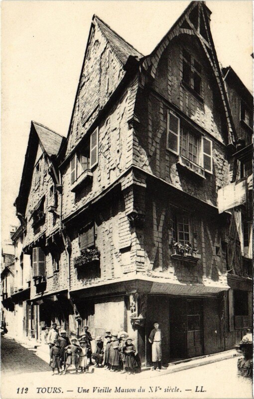 Carte postale ancienne Tours vieille maison du XVe siecle à Tours