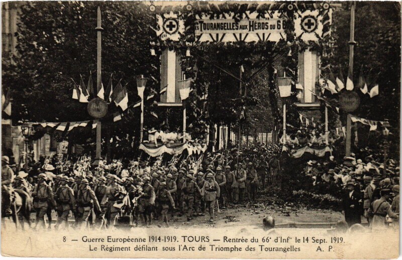 Carte postale ancienne Tours Arch de Triomphe des Tourangelles à Tours
