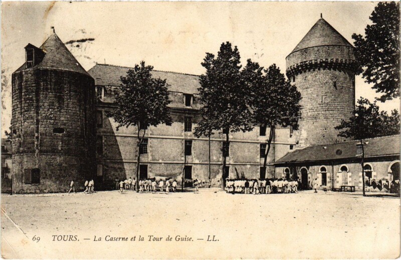 Carte postale ancienne Tours la Caserne et Tour de Guise à Tours