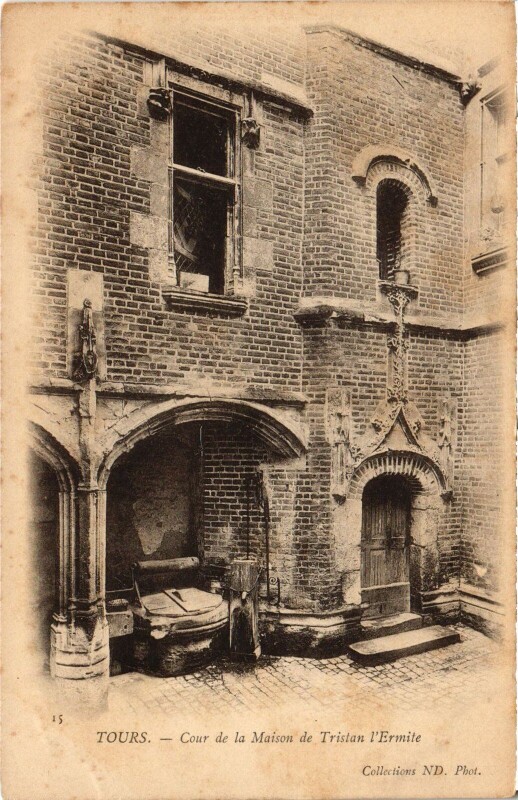 Carte postale ancienne Tours Cour de la Maison de Tristan l'Ermite à Tours