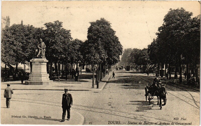Carte postale ancienne Tours Avenue Grammont Statue de Balzac à Tours