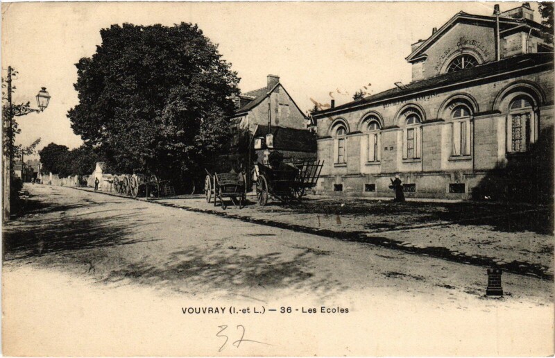 Carte postale ancienne Vouvray les Ecoles à Vouvray
