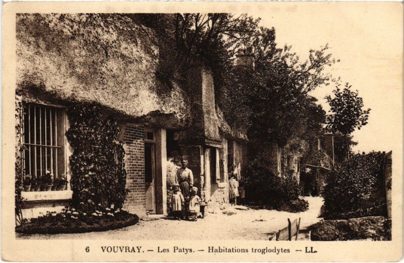 Carte postale ancienne Vouvray les Patys Habitations troglodytes à Vouvray