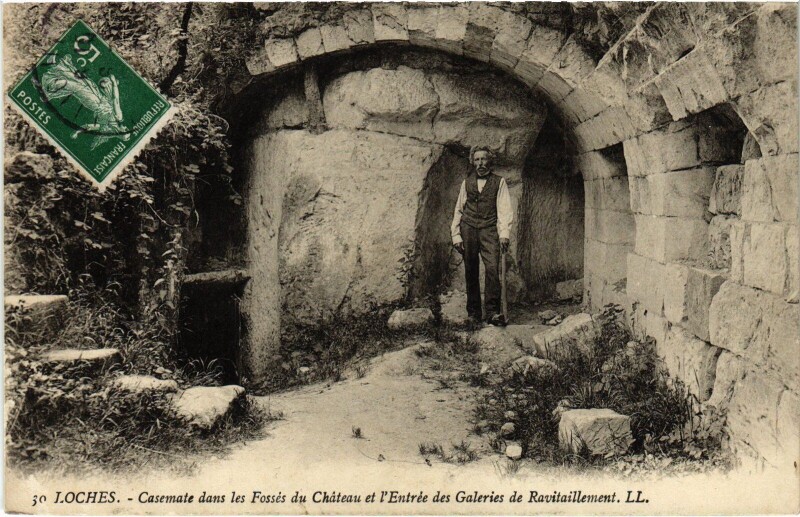 Carte postale ancienne Loches Casemate dans les Fosses du Chateau à Loches