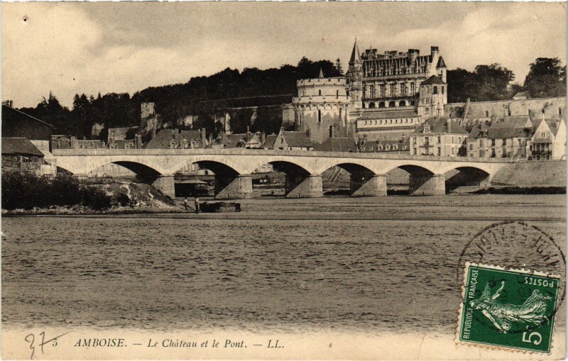 Carte postale ancienne Amboise le Chateau et le Pont à Amboise