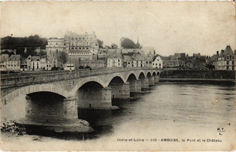Carte postale ancienne Amboise le Pont et le Chateau à Amboise