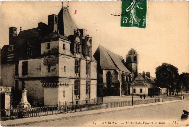 Carte postale ancienne Amboise Hotel de Ville et le Mail à Amboise