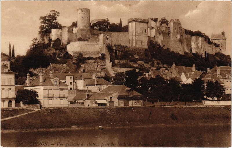 Carte postale ancienne Chinon vue generale du Chateau à Chinon