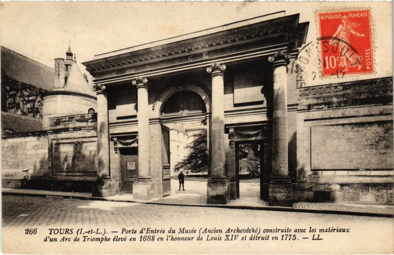 Carte postale ancienne Tours Porte d'entree du Musee à Tours