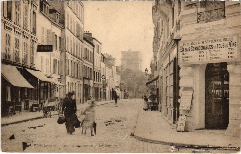 Carte postale ancienne Vincennes Rue de Montreuil le Donjon à Vincennes
