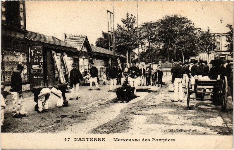 Carte postale ancienne Nanterre Manoeuvre des Pompiers Firefighters à Nanterre