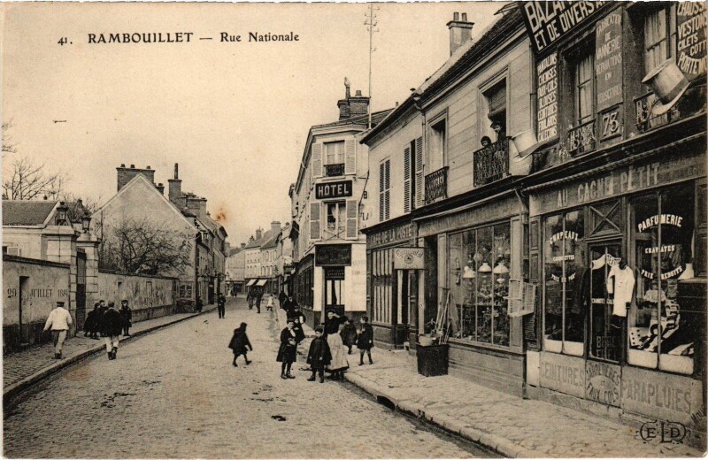 Carte postale ancienne Rambouillet Rue nationale à Rambouillet