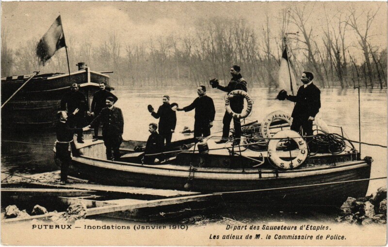 Carte postale ancienne Puteaux Départ des Sauveteurs d'Etaples Inondations 1910 à Puteaux