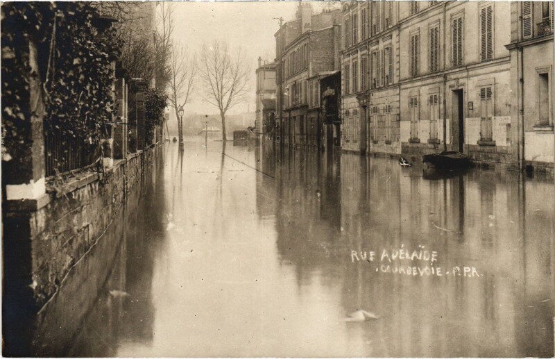 Carte postale ancienne Courbevoie Rue Adélaide Inondations 1910 à Courbevoie