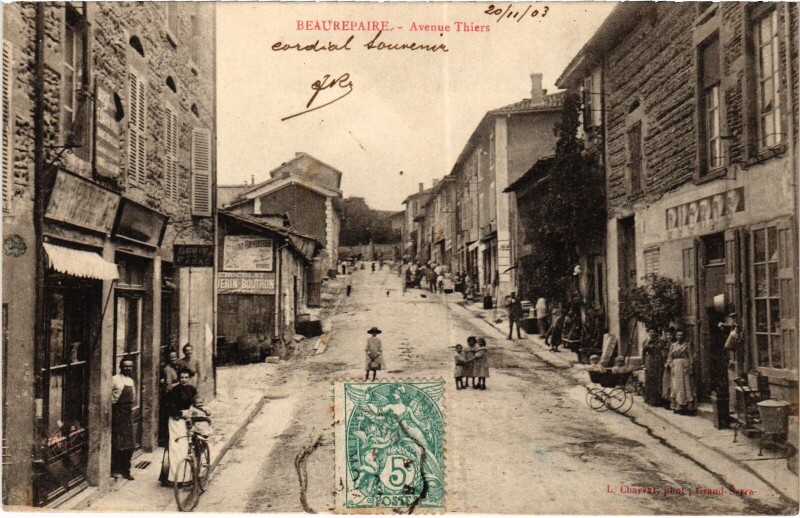 Carte postale ancienne Beaurepaire Avenue Thiers à Beaurepaire