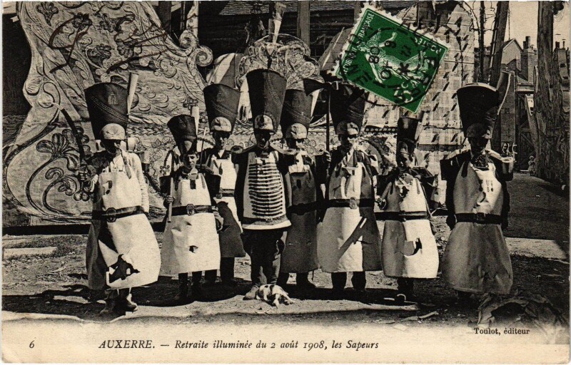 Carte postale ancienne Auxerre Retraite Illuminé Les Sapeurs à Auxerre