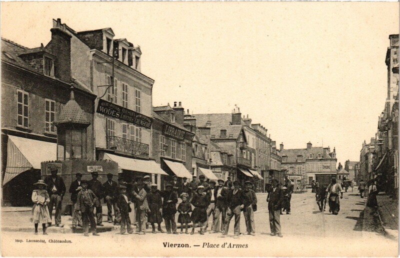 Carte postale ancienne Vierzon Place d'Armes à Vierzon