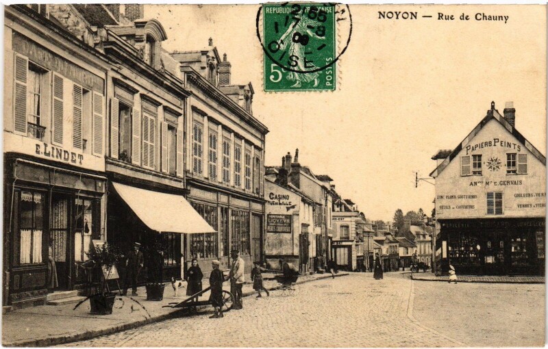 Carte postale ancienne Noyon Rue de Chauny à Noyon