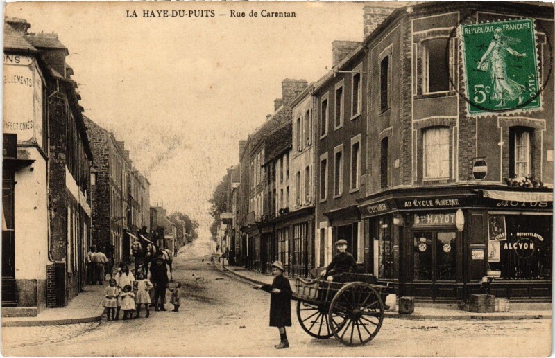 Carte postale ancienne La Haye-du-Puits Rue de Carentan à La Haye