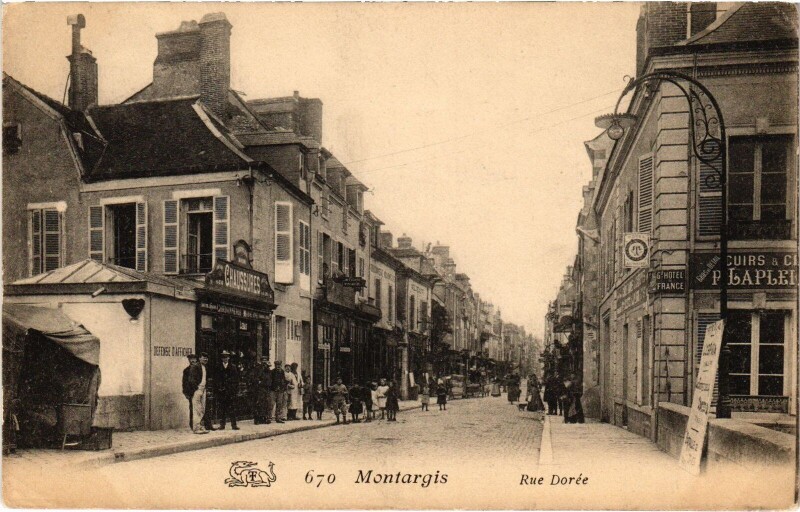 Carte postale ancienne Montargis Rue Dorée à Montargis