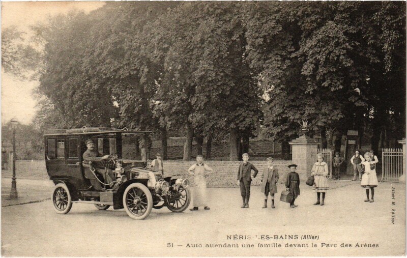 Carte postale ancienne Néris-les-Bains Parc des Arenes automobile à Néris-les-Bains