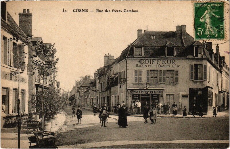 Carte postale ancienne Cosne Rue des freres GAmbon