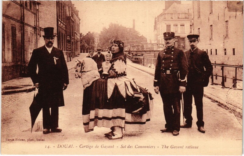 Carte postale ancienne Douai Cortege de Gayant à Douai