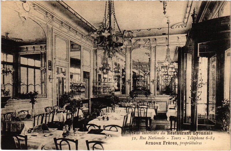 Carte postale ancienne Tours Rue nationale restaurant Lyonnais à Tours