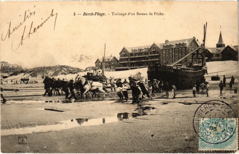 Carte postale ancienne Berck-Plage Trainange bateau de peche à Berck