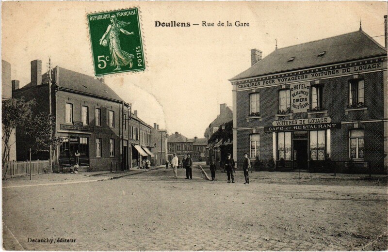 Carte postale ancienne Doullens Rue de la gare à Doullens