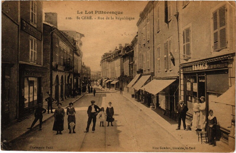 Carte postale ancienne Saint-Céré Rue de la République à Saint-Céré