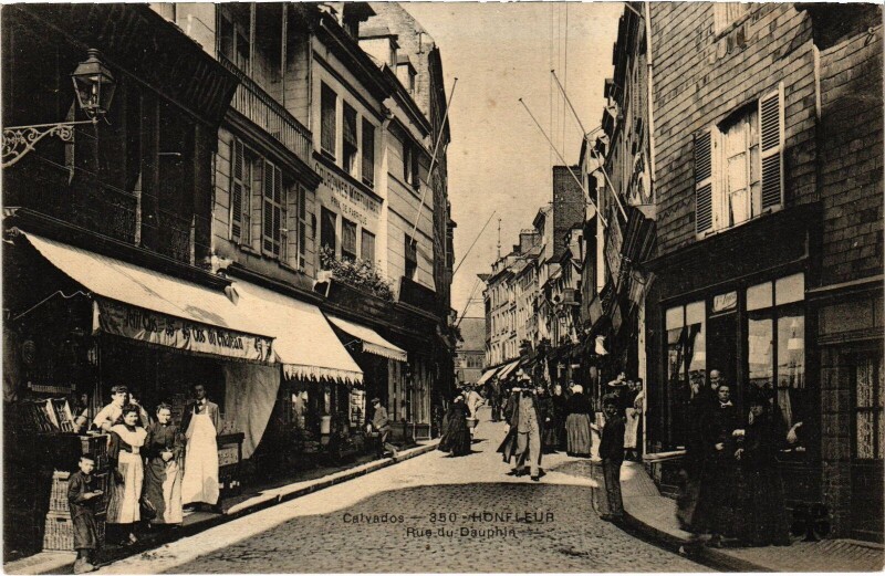 Carte postale ancienne Honfleur Rue du Dauphin à Honfleur