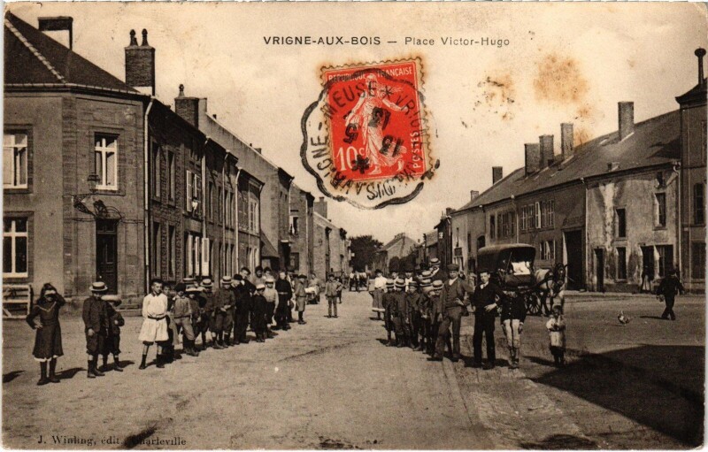 Carte postale ancienne Vrigne-aux-Bois Place Victor-Hugo à Vrigne aux Bois