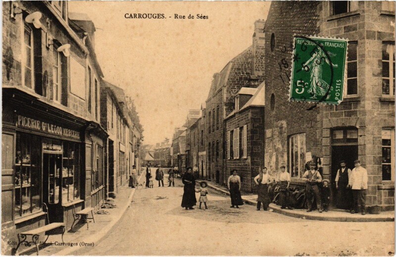 Carte postale ancienne Carrouges Rue de Sées à Carrouges