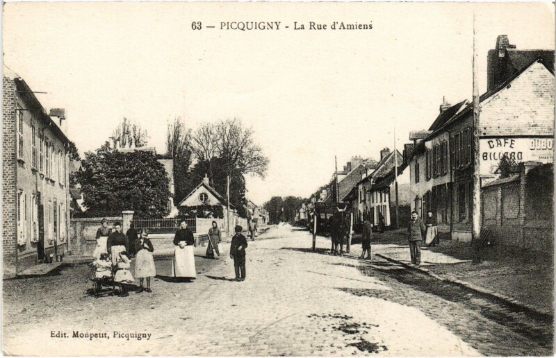 Carte postale ancienne Picquigny Rue d'Amiens à Amiens