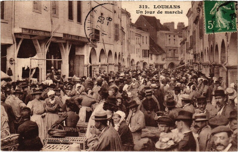 Carte postale ancienne Louhans un jour du marché à Louhans