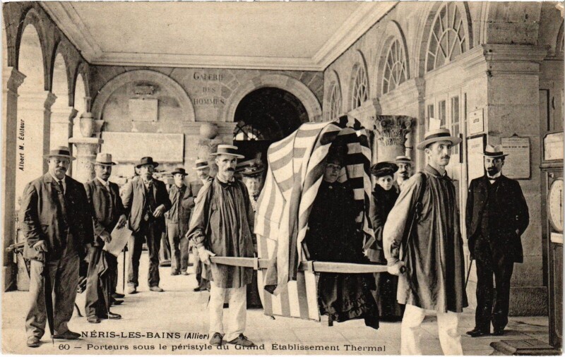 Carte postale ancienne Néris-les-Bains Porteurs sous le péristyle à Néris-les-Bains
