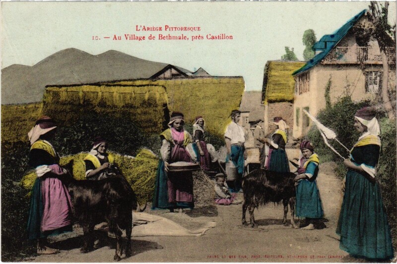 Carte postale ancienne Au village de Bethmale Folklore à Bethmale