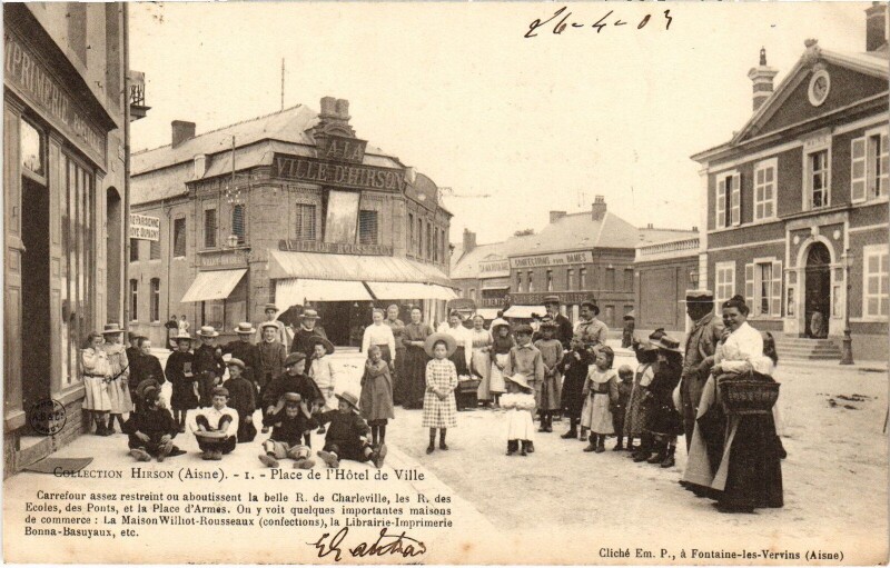 Carte postale ancienne Hirson Place de l'Hotel-de-Ville à Hirson