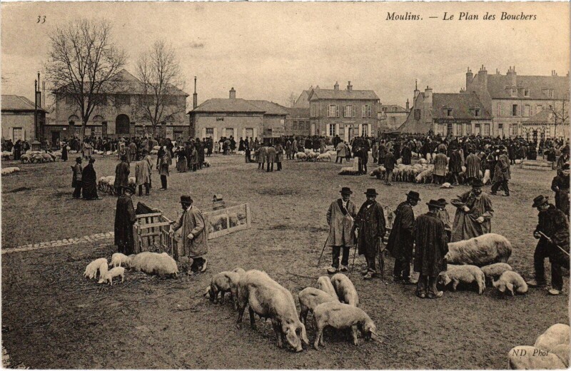Carte postale ancienne Moulins Place des Bouchers à Moulins
