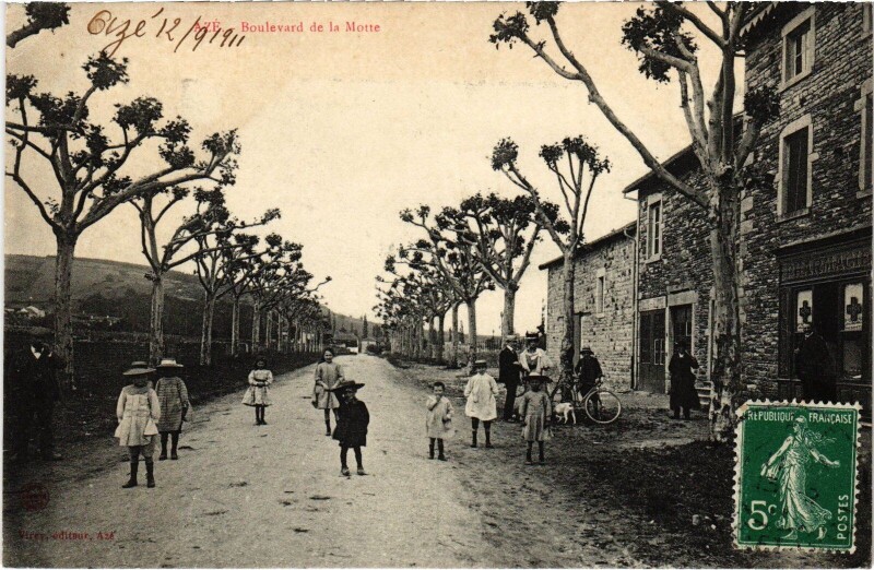 Carte postale ancienne Azé Boulevard de la Motte