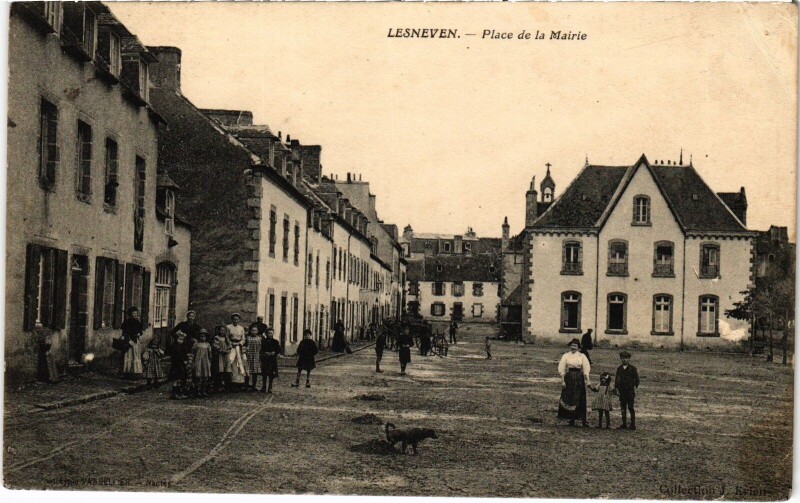 Carte postale ancienne Lesneven Place de la Mairie à Lesneven