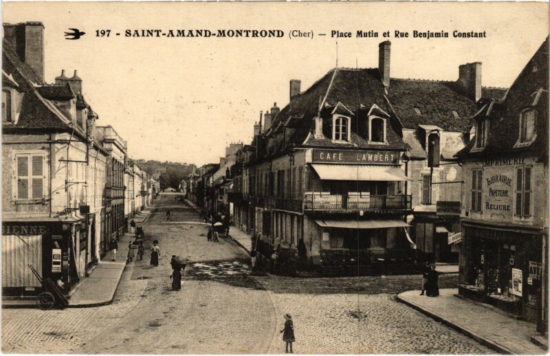 Carte postale ancienne Saint-Amand-Montrond Place Mutin Rue Benjamin Constant à Saint-Amand-Montrond