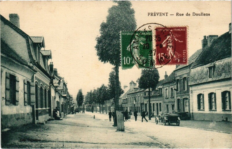 Carte postale ancienne Frévent Rue de Doullens à Frévent
