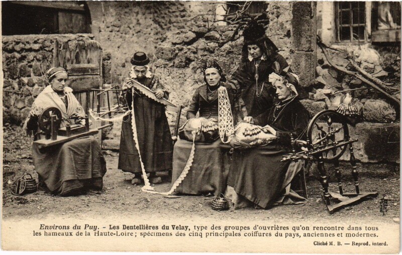 Carte postale ancienne Env. de Le Puy Les dentellieres du velay Folklore