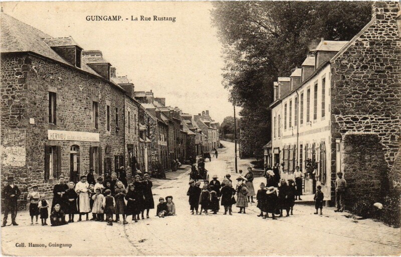 Carte postale ancienne Guingamp Rue Rustang à Guingamp