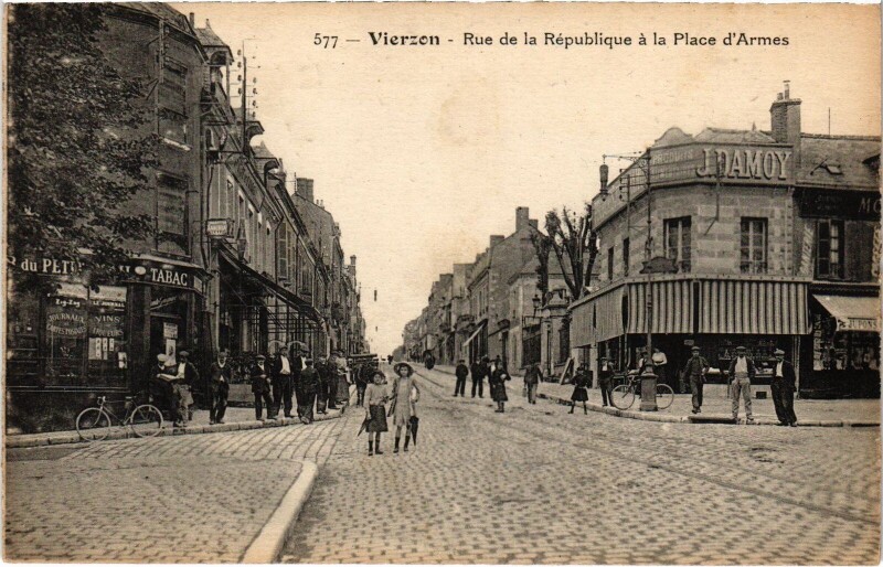 Carte postale ancienne Vierzon Rue de la République Place d'Armes à Vierzon